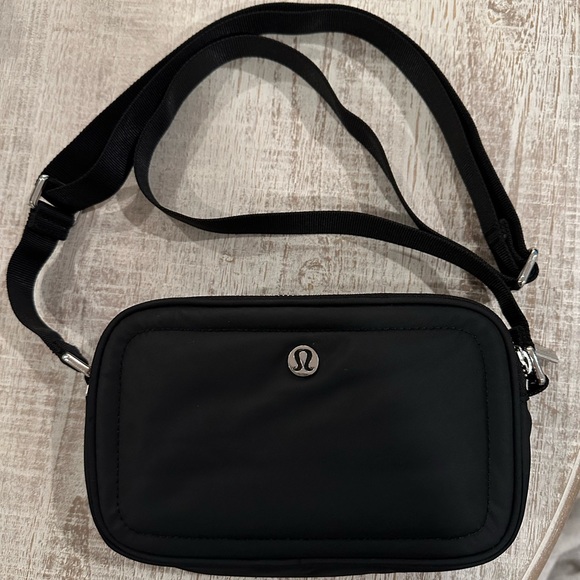 lululemon athletica Bags Lululemon Camera Crossbody Bag Poshmark